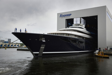 Верфь Feadship спустила на воду первую суперяхту с водородными топливными элементами