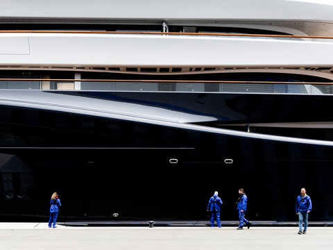 Верфь Feadship спустила на воду первую суперяхту с водородными топливными элементами