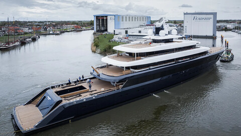 Feadship тестирует суперяхту Drizzle на воде