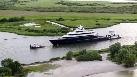 Feadship тестирует суперяхту Drizzle на воде