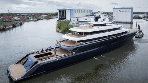 Feadship передала владельцу суперяхту Drizzle