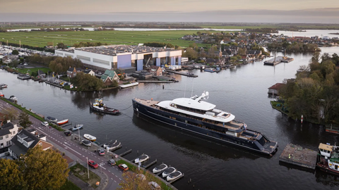 Feadship тестирует 76-метровую суперяхту One на воде