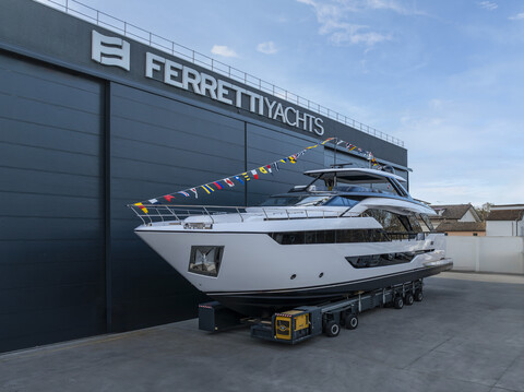 Ferretti Yachts спустила на воду новую яхту Ferretti 940